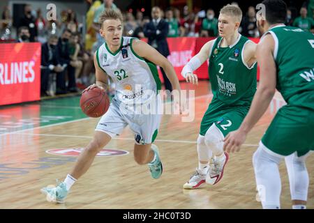 Breslau, Polen, 22nd. Dezember 2021. EUROCUP 7days: WKS Slask Wroclaw gegen Joventut Badalona in der Centennial Hall. Im Bild: Arturs Zagars (32), Lukasz Kolenda (2) © Piotr Zajac/Alamy Live News Stockfoto