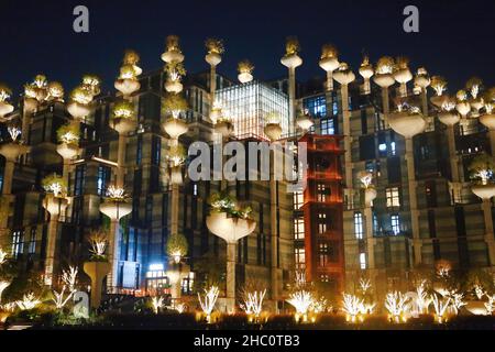 SHANGHAI, CHINA - 22. DEZEMBER 2021 - die Tian 'an Qianshu Shopping Mall, bekannt als der 'hängende Garten von Babylon', eröffnet offiziell in Shanghai, Chin Stockfoto