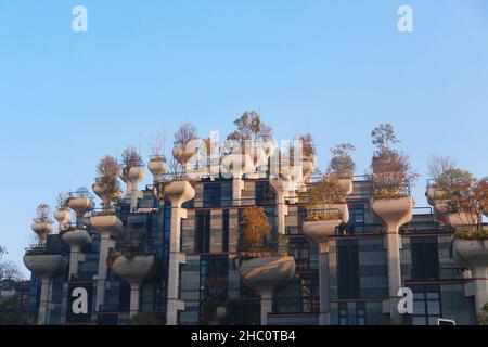 SHANGHAI, CHINA - 22. DEZEMBER 2021 - die Tian 'an Qianshu Shopping Mall, bekannt als der 'hängende Garten von Babylon', eröffnet offiziell in Shanghai, Chin Stockfoto