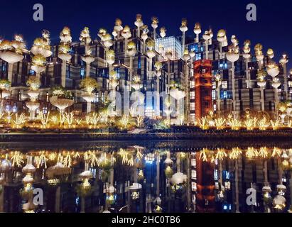 SHANGHAI, CHINA - 22. DEZEMBER 2021 - die Tian 'an Qianshu Shopping Mall, bekannt als der 'hängende Garten von Babylon', eröffnet offiziell in Shanghai, Chin Stockfoto