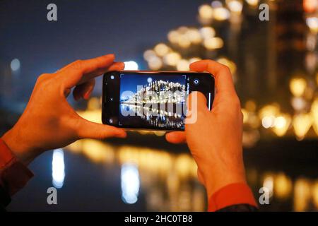 SHANGHAI, CHINA - 22. DEZEMBER 2021 - die Tian 'an Qianshu Shopping Mall, bekannt als der 'hängende Garten von Babylon', eröffnet offiziell in Shanghai, Chin Stockfoto