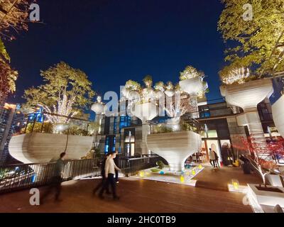 SHANGHAI, CHINA - 22. DEZEMBER 2021 - die Tian 'an Qianshu Shopping Mall, bekannt als der 'hängende Garten von Babylon', eröffnet offiziell in Shanghai, Chin Stockfoto