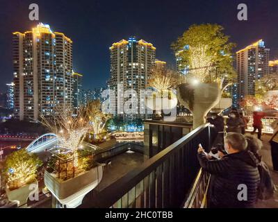 SHANGHAI, CHINA - 22. DEZEMBER 2021 - die Tian 'an Qianshu Shopping Mall, bekannt als der 'hängende Garten von Babylon', eröffnet offiziell in Shanghai, Chin Stockfoto