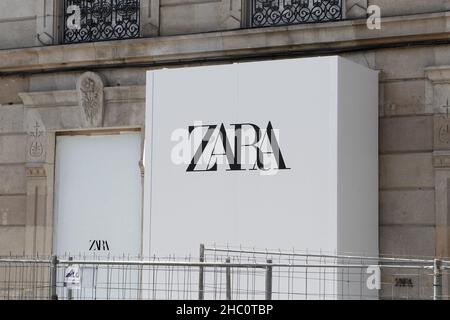 Coruna-Spanien. Der Zara-Laden wird am 1. Mai 2021 im Zentrum Von A Coruña renoviert Stockfoto