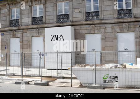 Coruna-Spanien. Der Zara-Laden wird am 1. Mai 2021 im Zentrum Von A Coruña renoviert Stockfoto