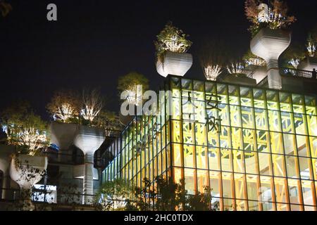 SHANGHAI, CHINA - 22. DEZEMBER 2021 - die Tian 'an Qianshu Shopping Mall, bekannt als der 'hängende Garten von Babylon', eröffnet offiziell in Shanghai, Chin Stockfoto