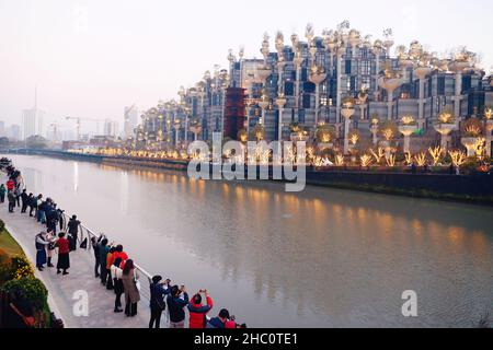 SHANGHAI, CHINA - 22. DEZEMBER 2021 - die Tian 'an Qianshu Shopping Mall, bekannt als der 'hängende Garten von Babylon', eröffnet offiziell in Shanghai, Chin Stockfoto