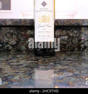 Eine 2016 Grande Cuvée Bordeaux Supérieur-Rotwein-Flasche, hergestellt vom französischen Winzer Château Grand Français. Stockfoto