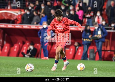 Granada, Spanien. 22nd Dez 2021. Joao Felix von Atco Madrid trifft den Ball während des Liga-Spiels zwischen Granada CF und Atco Madrid im Nuevo Los Carmenes Stadion am 22. Dezember 2021 in Granada, Spanien. (Foto: José M Baldomero/Pacific Press) Quelle: Pacific Press Media Production Corp./Alamy Live News Stockfoto