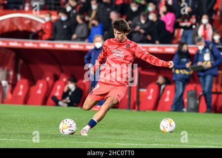 Granada, Spanien. 22nd Dez 2021. Joao Felix von Atco Madrid trifft den Ball während des Liga-Spiels zwischen Granada CF und Atco Madrid im Nuevo Los Carmenes Stadion am 22. Dezember 2021 in Granada, Spanien. (Foto: José M Baldomero/Pacific Press) Quelle: Pacific Press Media Production Corp./Alamy Live News Stockfoto