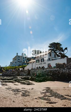 Großbritannien, England, Devonshire, Bigbury-on-Sea, Burgh Island Art déco-Hotel & Pilchard Inn am Strand. Stockfoto