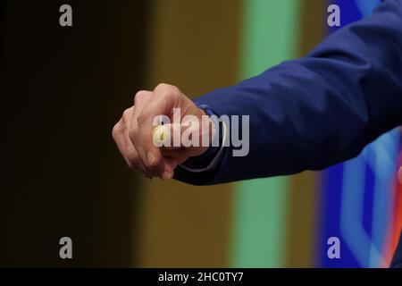 Madrid, Spanien. 22nd Dez 2021. Ein Lotterieball wird während der Feier der außerordentlichen Ziehung der Weihnachtslotterie 2021 im Königlichen Theater von Madrid gesehen. Kredit: SOPA Images Limited/Alamy Live Nachrichten Stockfoto