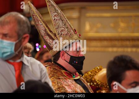 Madrid, Spanien. 22nd Dez 2021. Ein Mann in einem Kostüm wird wenige Minuten vor dem Gesang des ersten Preises 86.148 gesehen, während der Feier der außerordentlichen Verlosung der Weihnachtslotterie 2021 im Königlichen Theater von Madrid. Kredit: SOPA Images Limited/Alamy Live Nachrichten Stockfoto