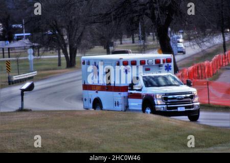 Mitarbeiter der Feuerwehr der Einsatzleitung reagieren auf einen Notruf bei der Installation am 2. Dezember 2021 in Fort McCoy, Wis. viele Feuerwehrleute mit der Abteilung sind auch Notmediziner und unterstützen Rettungsdienste während der Installation sowie durch gegenseitige Hilfsvereinbarungen mit den umliegenden Gemeinden. (USA Army Photo von Scott T. Sturkol, Public Affairs Office, Fort McCoy, Wisp.) Stockfoto