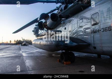 U.S. Marine Corps CH-53E Superhengste, die dem Marine Heavy Helicopter Squadron (HMH) 366 zugewiesen wurden, werden vor der Abreise aus Brunswick, Maine, am 16. Dezember 2021 einer abschließenden Wartungsprüfung unterzogen. Marineinfanteristen mit HMH-366 übten in einer unbekannten Umgebung fortschrittliche Basisoperationen und Techniken und Verfahren für kaltes Wetter aus. HMH-366 ist eine untergeordnete Einheit des 2nd Marine Aircraft Wing, dem Luftkampfelement der II Marine Expeditionary Force. (USA Marine Corps Foto von Lance CPL. Christian Cortez) Stockfoto