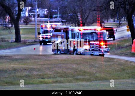 Mitarbeiter der Feuerwehr der Einsatzleitung reagieren auf einen Notruf bei der Installation am 2. Dezember 2021 in Fort McCoy, Wis. viele Feuerwehrleute mit der Abteilung sind auch Notmediziner und unterstützen Rettungsdienste während der Installation sowie durch gegenseitige Hilfsvereinbarungen mit den umliegenden Gemeinden. (USA Army Photo von Scott T. Sturkol, Public Affairs Office, Fort McCoy, Wisp.) Stockfoto