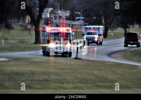 Mitarbeiter der Feuerwehr der Einsatzleitung reagieren auf einen Notruf bei der Installation am 2. Dezember 2021 in Fort McCoy, Wis. viele Feuerwehrleute mit der Abteilung sind auch Notmediziner und unterstützen Rettungsdienste während der Installation sowie durch gegenseitige Hilfsvereinbarungen mit den umliegenden Gemeinden. (USA Army Photo von Scott T. Sturkol, Public Affairs Office, Fort McCoy, Wisp.) Stockfoto