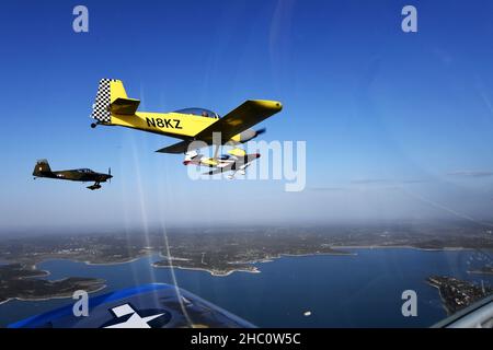 Maj. Cindy Piccirillo, Inspektionsleiterin des 149th-Kampfflügels, fliegt über Bulverde, Texas, 15. März 2021, Während einer Fahrt mit Col. Raul Rosario, 149th FW Kommandant, in einem RV-4 Flugzeug neben ähnlichen Flugzeugen. (Foto der Air National Guard von Mindy Bloem) Stockfoto