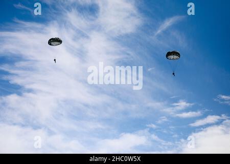 Fallschirmjäger der US Army Reserve aus dem US Army Civil Affairs and Psychological Operations Command (Airborne) führten am 19. November 2021 einen absichtlichen Wassersprung in die Biscayne Bay, Miami-Dade County, durch. Das Civil Affairs Bataillon 478th (Airborne), Perrine, Florida, und die 1st Civil Affairs and Psychological Operations Training Brigade, veranstalteten die Trainingswoche, die einen Jumpmaster Refresher Kurs, den Army Reserve Airborne Safety Equipment and Evaluation Council, Flugoperationen auf der Homestead Air Reserve Base und den absichtlichen Wassersprung beinhaltete. Stockfoto