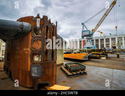 Stahlteile, Schiffsteile und anderes Material werden um die Puget Sound Naval Shipyard und die Intermediate Maintenance Facilities Dry Dock #3 im Rahmen des Schiffsrecyclingprogramms ausgelegt. Dieses Programm wird durch Code 350 Inaktive Flotten-, Recycling- und Reaktorabteil-Entsorgung geleitet. (PSNS und IMF-Fotos von Wendy Hallmark) Stockfoto