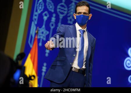 Madrid, Spanien. 22nd Dez 2021. Ein Beamter wird mit dem Lotterieball gesehen, während der Feier der außerordentlichen Ziehung der Weihnachtslotterie 2021 im Königlichen Theater von Madrid. (Foto: Atilano Garcia/SOPA Images/Sipa USA) Quelle: SIPA USA/Alamy Live News Stockfoto