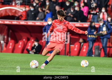 Granada, Granada, Spanien. 22nd Dez 2021. Joao Felix von Atco Madrid trifft den Ball während des Liga-Spiels zwischen Granada CF und Atco Madrid im Nuevo Los Carmenes Stadion am 22. Dezember 2021 in Granada, Spanien. (Bild: © José M Baldomero/Pacific Press via ZUMA Press Wire) Stockfoto