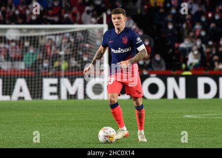 Granada, Granada, Spanien. 22nd Dez 2021. Kieran Trippier von Atco Madrid in Aktion während des Liga-Spiels zwischen Granada CF und Atco Madrid im Nuevo Los Carmenes Stadion am 22. Dezember 2021 in Granada, Spanien. (Bild: © José M Baldomero/Pacific Press via ZUMA Press Wire) Stockfoto