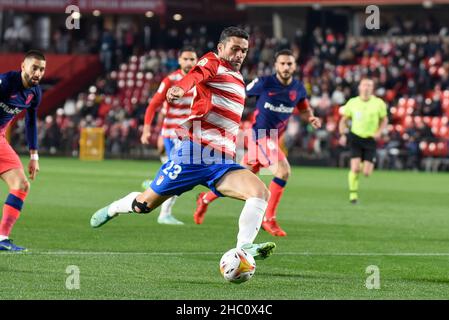 Granada, Granada, Spanien. 22nd Dez 2021. Jorge Molina von Granada CF in Aktion während des Liga-Spiels zwischen Granada CF und Atco Madrid im Nuevo Los Carmenes Stadion am 22. Dezember 2021 in Granada, Spanien. (Bild: © José M Baldomero/Pacific Press via ZUMA Press Wire) Stockfoto