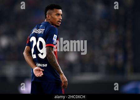 Turin, Italien. 21. Dezember 2021. Dalbert Henrique von Cagliari Calcio blickt während des Fußballspiels der Serie A zwischen dem FC Juventus und Cagliari Calcio auf. Kredit: Nicolò Campo/Alamy Live Nachrichten Stockfoto