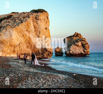 Hochzeitsfotografie am Strand Petra tou Romiou, Zypern. Stockfoto