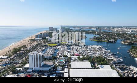 62nd jährliche Fort Lauderdale International Boat Show. Kleinere Deck-Boote, Cuddy Cabin-Boote, Pontoon-Boote, Surf-Boot, Jet-Boote, Alaun Fischerboote. Stockfoto