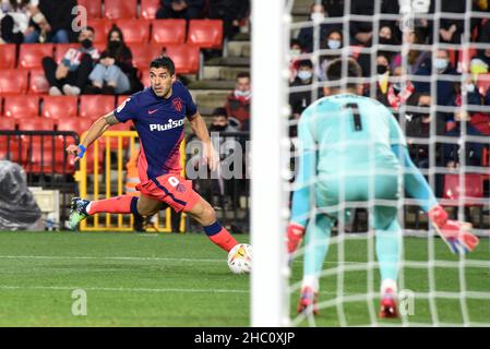 Granada, Granada, Spanien. 22nd Dez 2021. Luis Suarez von Atco Madrid in Aktion während des Liga-Spiels zwischen Granada CF und Atco Madrid im Nuevo Los Carmenes Stadion am 22. Dezember 2021 in Granada, Spanien. (Bild: © José M Baldomero/Pacific Press via ZUMA Press Wire) Stockfoto