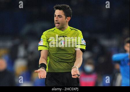 Napoli, Italien. 22nd Dez 2021. Luca Massimi Schiedsrichter, während des Spiels der italienischen Serie A Meisterschaft zwischen Napoli vs Spezia Endergebnis Napoli 0, Spezia 1, Spiel im Diego Armando Maradona Stadium gespielt. Napoli, Italien, 22. Dezember 2021. (Foto von Vincenzo Izzo/Sipa USA) Quelle: SIPA USA/Alamy Live News Stockfoto