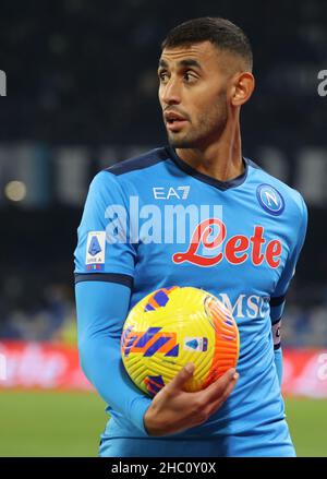 Neapel, Kampanien, Italien. 22nd Dez 2021. Während des italienischen Serie A Fußballmatches SSC Napoli gegen FC Spezia am 22. Dezember 2021 im Diego Armando Maradona Stadium in Neapel. In Bild: Faouzi Ghoulam (Bildquelle: © Fabio Sasso/ZUMA Press Wire) Stockfoto