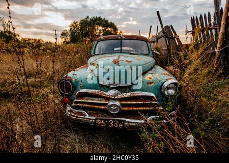 Alten rostigen überwachsen verlassenen sowjetischen retro Auto Stockfoto