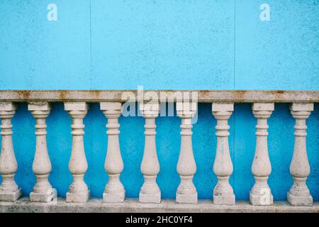 Weiße Steinbalustrade im klassischen Stil nahe der blauen Wand Stockfoto