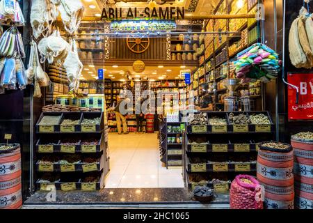 Ein Geschäft, das Kräuter und Gewürze in der Innenstadt von Amman, Amman, Jordanien verkauft. Stockfoto