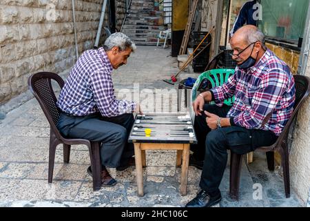 Zwei Jordanische Männer Spielen Backgammon In Der Straße, Amman, Jordanien. Stockfoto