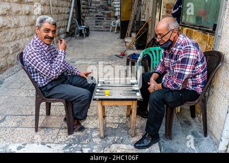 Zwei Jordanische Männer Spielen Backgammon In Der Straße, Amman, Jordanien. Stockfoto