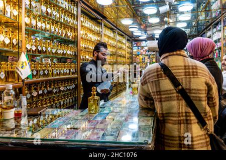 Junge jordanische Frauen, die Parfüms/Düfte in Einem Parfümgeschäft in Amman, Jordanien kaufen. Stockfoto