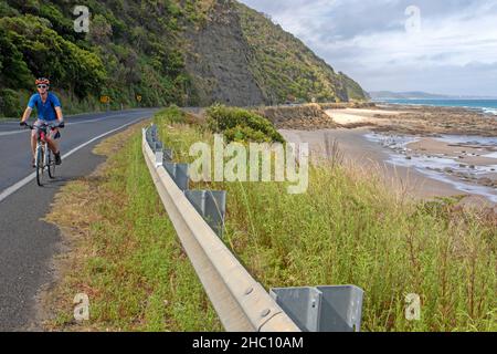 Radfahren auf der Great Ocean Road in der Nähe von Lorne Stockfoto