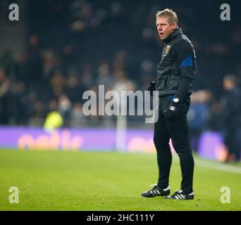 London, Großbritannien. 22nd Dez 2021. LONDON, England - 22. DEZEMBER: Erster Teamtrainer Stuart Pearce beim Vorspiel-Warm-up während des Carabao Cup Viertelfinales zwischen Tottenham Hotspur und West Ham United im Tottenham Hotspur Stadion, London, England am 22nd. Dezember 2021 Credit: Action Foto Sport/Alamy Live News Stockfoto