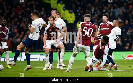 London, Großbritannien. 22nd Dez 2021. LONDON, England - 22. DEZEMBER: Lucas Moura von Tottenham Hotspur erzielt beim Carabao Cup-Viertelfinale zwischen Tottenham Hotspur und West Ham United am 22nd. Dezember 2021 im Tottenham Hotspur-Stadion, London, England, das Siegtor. Quelle: Action Foto Sport/Alamy Live News Stockfoto