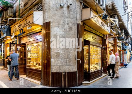 Ein junges jordanisches Paar zu Besuch In Einem Geschäft im Gold-Souk in der Innenstadt von Amman, Amman, Jordanien. Stockfoto