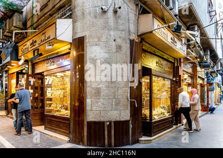 Ein junges jordanisches Paar zu Besuch In Einem Geschäft im Gold-Souk in der Innenstadt von Amman, Amman, Jordanien. Stockfoto