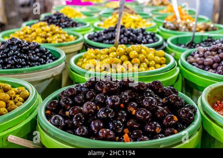 Oliven Zu Verkaufen Im Souk, Downtown, Amman, Jordanien. Stockfoto