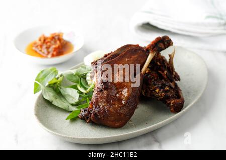 Bebek Goreng, traditionelles Menü mit gebratenen Enten auf Indonesisch. Das beliebte Menü stammt aus Madura, Ost-Java. In der Regel mit rohem Gemüse und würzigen Sambal serviert. Stockfoto