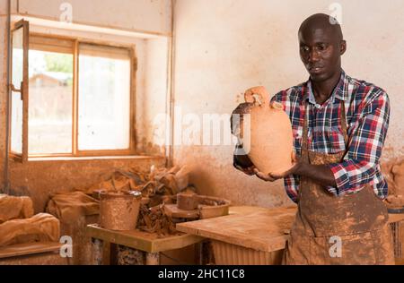 Potter Qualität von keramischen Objekten prüfen Stockfoto