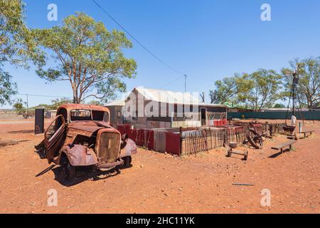 Historische Bergarbeiterhütte aus Wellblech und rostiger Wagen aus der Goldrauschzeit der 1960er Jahre, Gwalia, in der Nähe von Leonora, Westaustralien, WA, Australien Stockfoto