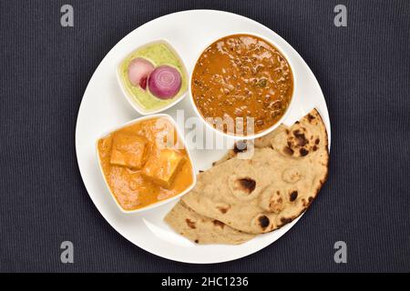 dal makhani shahi-Panner mit Roti und Chutney-Pyaz in Platte Stockfoto